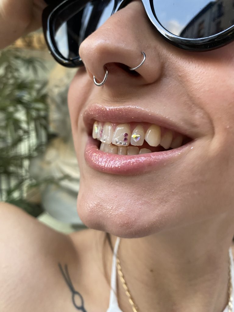 Composición de gemas dentales variadas y corazón