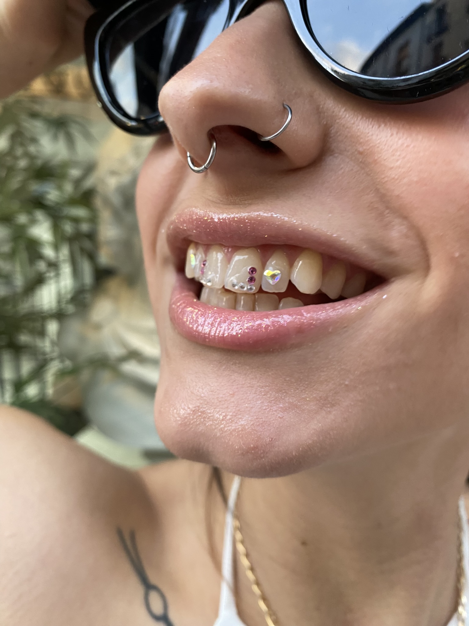 Composición de gemas dentales variadas y corazón